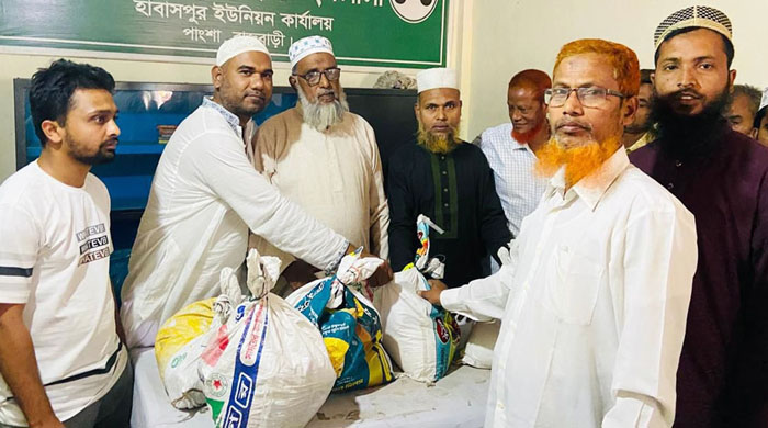  পাংশার হাবাসপুরে অসহায় ও দুস্থ মানুষের মাঝে ঈদ সামগ্রী বিতরণ